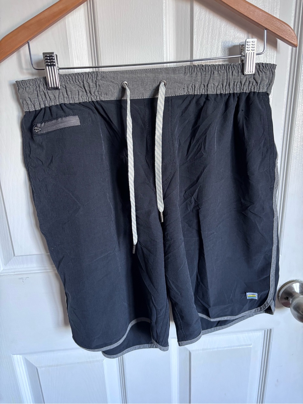 Vuori Banks Shorts 7 inseam unlined Black with Gray Waistband Athletic Medium